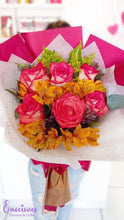 Load image into Gallery viewer, &quot;Queen Flowers&quot; Ramo de Rosas en Gradas
